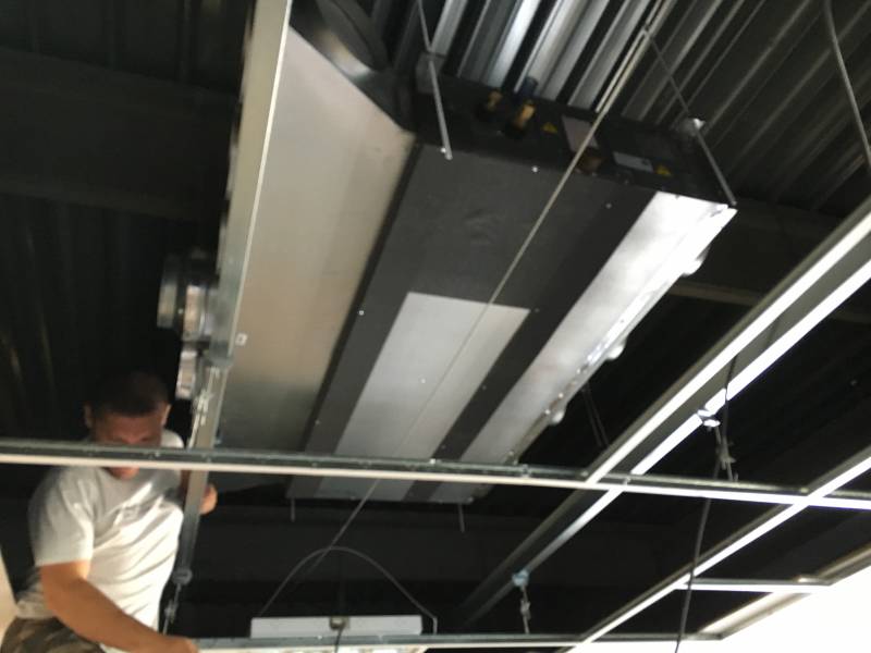Installation d'un système gainable de climatisation dans un local industriel de stockage à Salon 