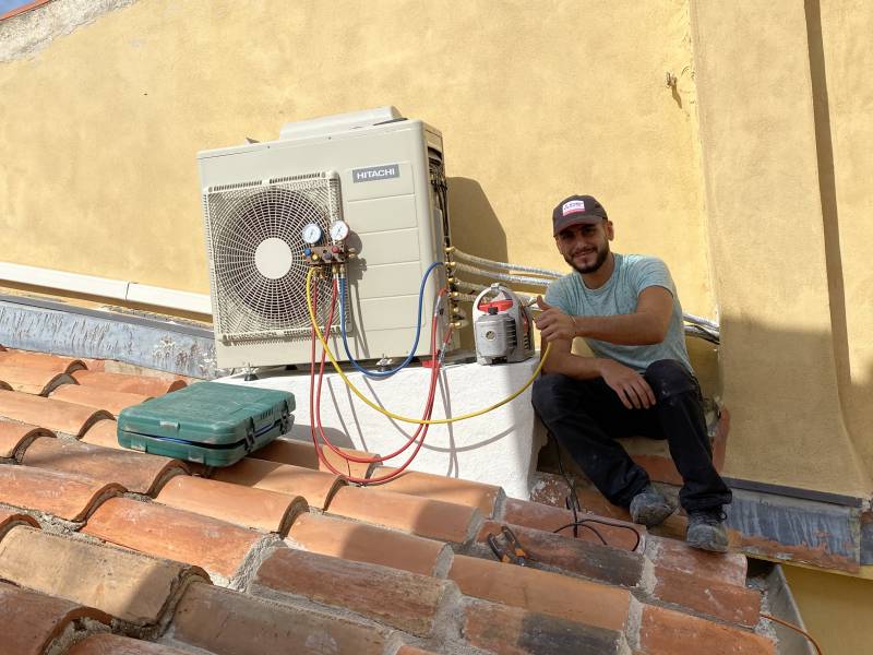 Installation d'un multi split de climatisation Hitachi sur les toits du panier à Marseille avec support sur mesure