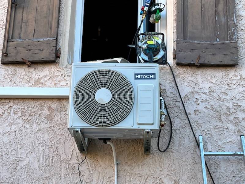 Pose d'un climatisation mono split Hitachi dans une maison en bord de mer à Cassis