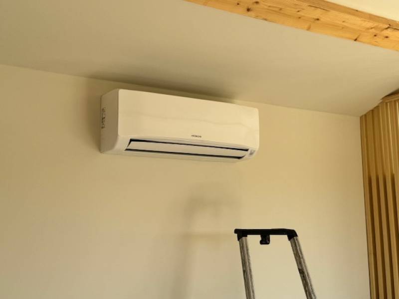 Pose d'un mono split climatisation Hitachi dans une maison à Pertuis